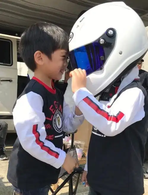 45岁林志颖晒近照,萌娃笑容灿烂,老婆身材苗条似少女