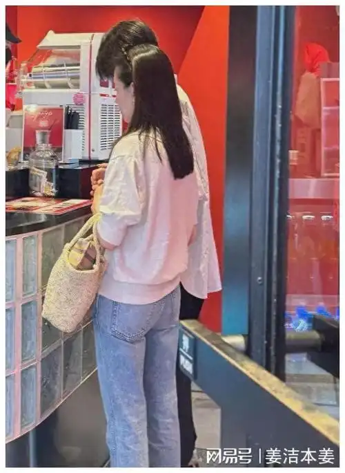 44岁董洁日本旅行被偶遇,背影如少女,正脸却皱纹明显衰老许多