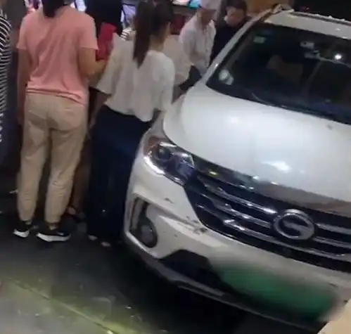 错踩油门当刹车深圳一女司机对店铺横冲直撞,现场混乱不堪