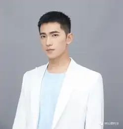 杨洋穿白色西装现身活动短发简单利落和粉丝亲切互动星范十足