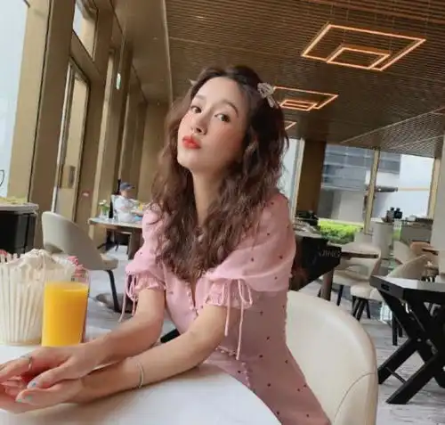 陈赫把张子萱宠成少女,35岁穿衣嫩如20岁,嘴咬筷子表情搞怪