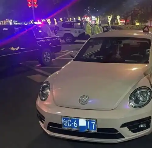 粉色甲壳虫深夜九洲大道龟速行驶开车女子当场被带走