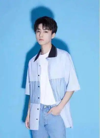 没想到王俊凯私下都是这么喝水的,不得不说硬核豪迈