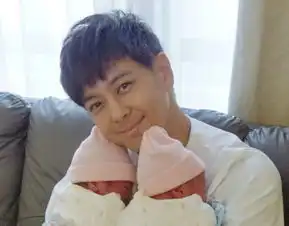 林志颖将双胞胎儿子扮成超人粉发夹抢镜