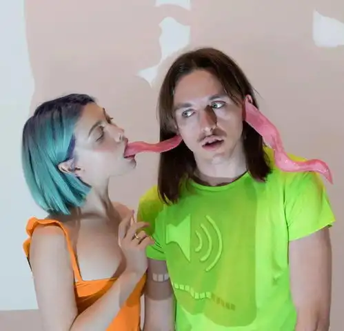 病态自拍引470万人围观90后女孩靠卖脸发家致富,每张照片都诡异得离奇