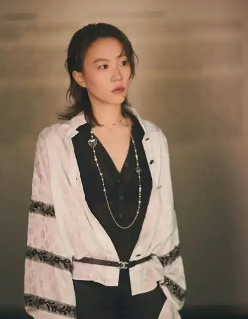 窦靖童终于穿对了衣服,有种痞帅的淑女气质,越来越像王菲了