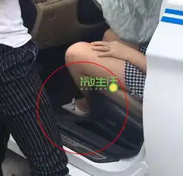 潮汕某地发生两车相撞,女司机竟穿高跟鞋开车