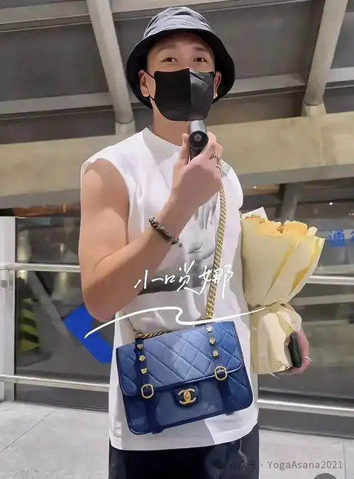 痞帅天花板黄宗泽这背的是女包吧,不过他背着毫违和感