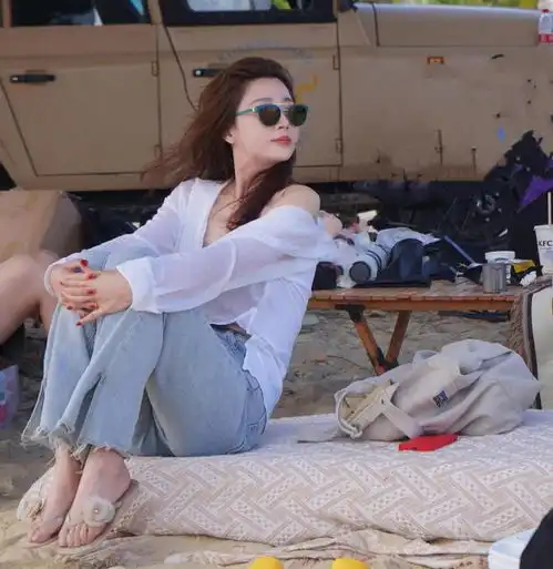 殷桃出门逛街被偶遇,42岁穿修身半身裙,背影像少女看着真年轻