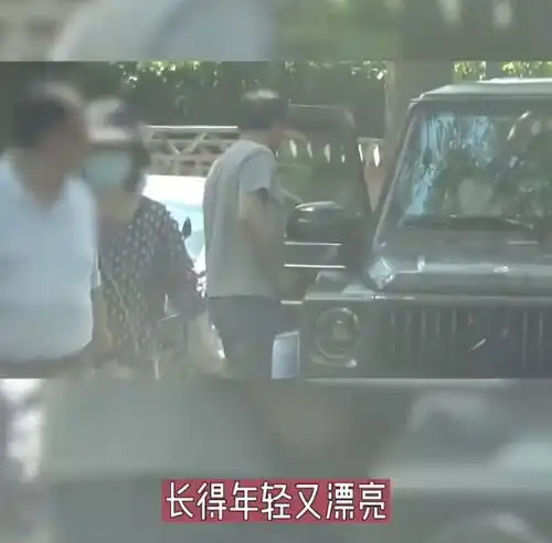 陈金飞带小女友约会,甜蜜搂肩亲戴项链帮开车门,女方不输刘亦菲