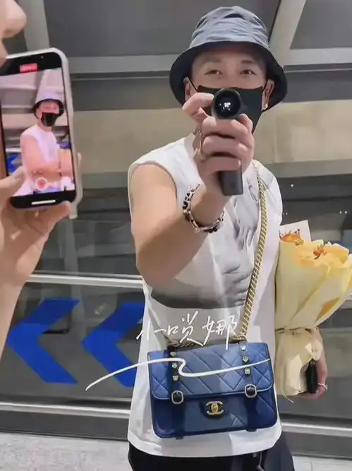 痞帅天花板黄宗泽这背的是女包吧,不过他背着毫违和感