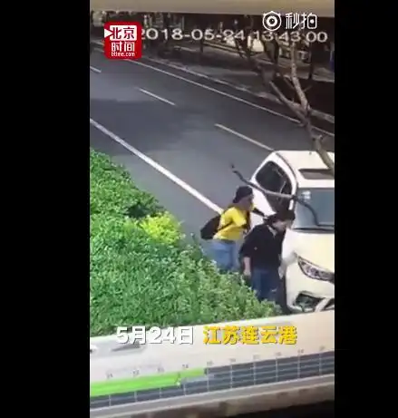 男子开车碾轧女友后楼跳警方二人均无生命危险