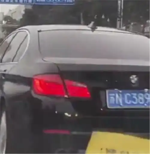 43万宝马5系变道打灯,细看车子的外后视镜,才知车主技术高超