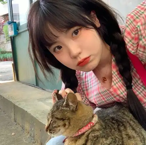 网易云热评等车的时候旁边站了一对情侣,女孩子在生气,男生就哄她说