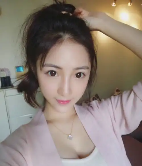 清纯高颜值美女主播走红完爆网红挤胸照