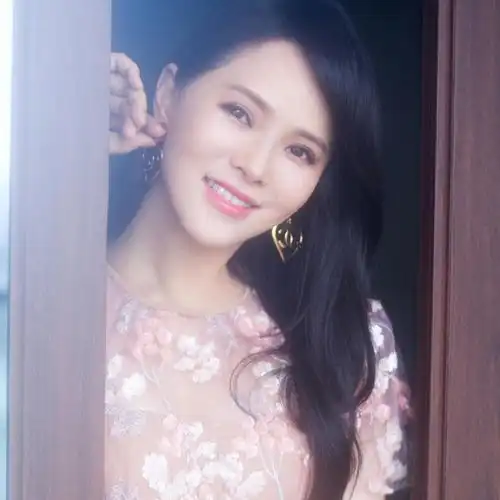 庾澄庆与伊能静20岁儿子再晒女装照,一人独居美国,十分想念妈妈