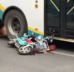 惨惨惨出租车突然开车门致骑车女子被公交碾死