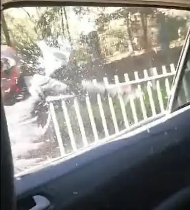 云南一女司机驾车鸣笛遭骑摩托男子报复,疯狂砸车掰断后视镜