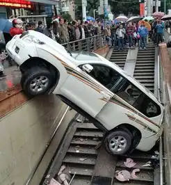 女子开车擦泪失控撞人不承认遇伤心事谎称患眼疾