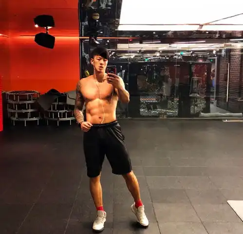 华东师范大学毕业的型男模特,每天挥汗如雨,雕刻出满身肌肉