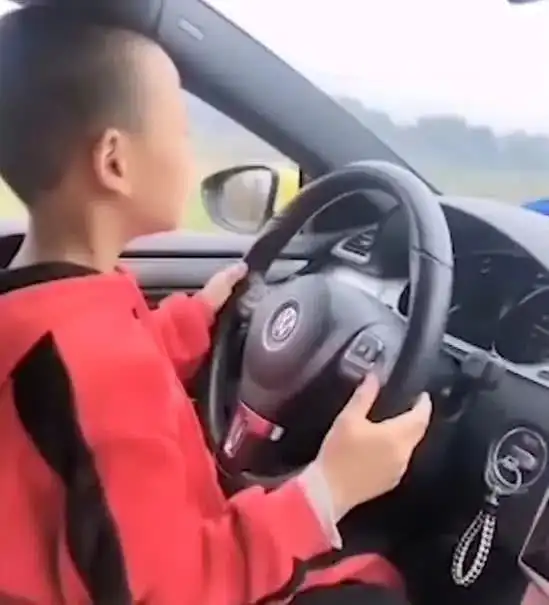 湖南岳阳7岁男童开车,爸爸携女友拍视频嘚瑟