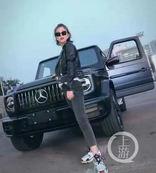 3d还原女子开车进故宫,从哪个门进去都违规除了车,她还晒过千万名表