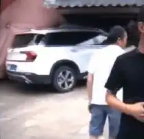 揪心重庆一女子司机开车连撞3家门店,目击者还穿着高跟鞋呢