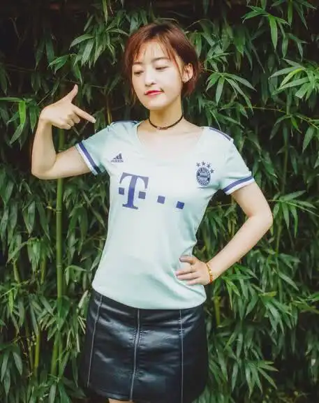 谁更美央视两大美女主播晒穿拜仁球衣照,球迷一个甜美一个清纯