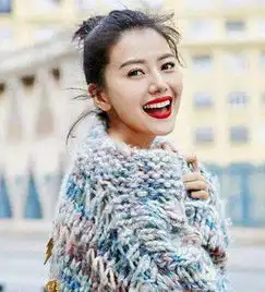 高圆圆状态很少女但发际线出卖了她