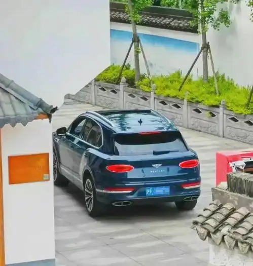 和尚开宾利带女子游玩曝光,网友热议评论,回应不一致惹争议豪车香客出家人网易订阅