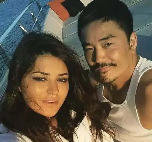 香港首席男模50岁仍肌肉在线曾与关之琳四年姐弟恋不被看好