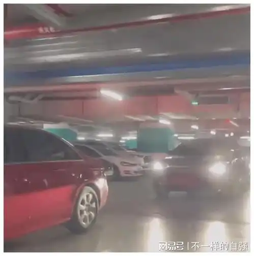 上海一女司机商场倒车入库,后车排长龙被堵4分钟无人鸣笛催促
