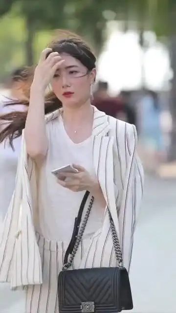 昨日杭州湖滨街拍有气质笑起来又超美的女生,很吸引人