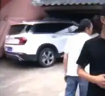 重庆一女子司机开车连撞3家门店,目击者表示还穿着高跟鞋呢