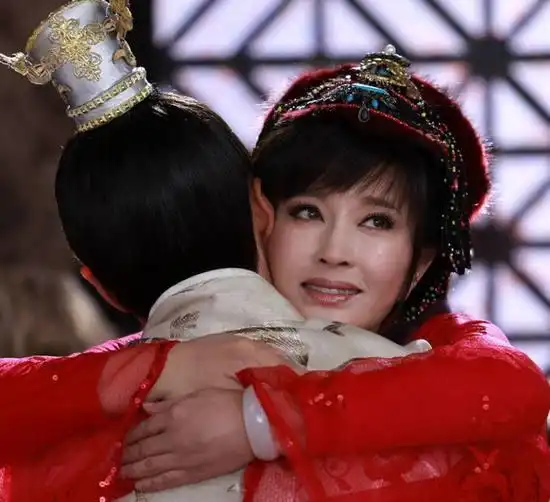 63岁刘晓庆穿休闲装现身,插兜走路霸气十足,3名助理陪同排场大