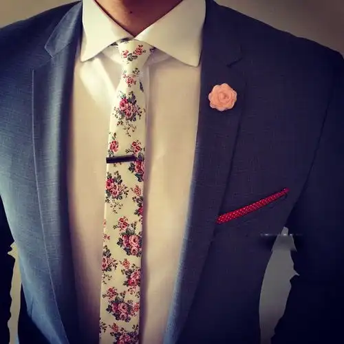 领带方巾驳头花西装最时尚穿搭