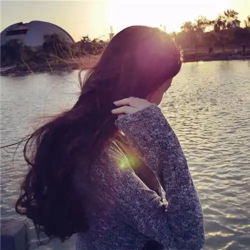 君记我一瞬,我念君半生