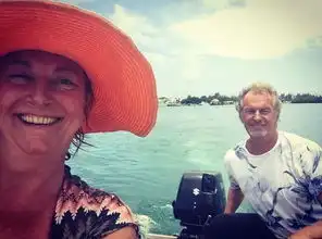 乐行天下他用塑料瓶搭了一个私人海岛,64岁逆袭成网红,吸引超模当女友