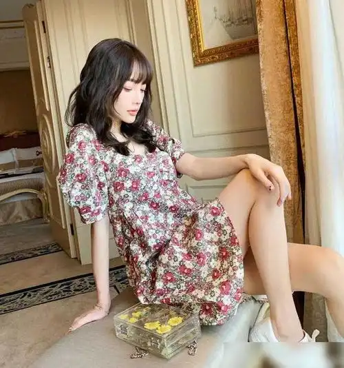 李小璐气质太少女,穿白衬衫搭蓝色半身清纯减龄,简约又大气