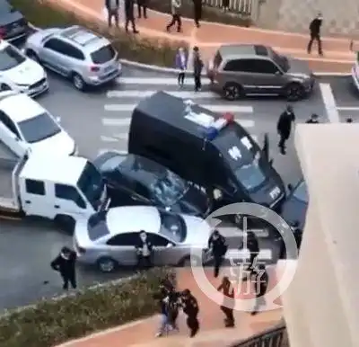 热搜一女子因琐事驾车撞伤亲妈致其死亡,驾车逃逸被多辆警车截停