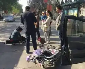 孩子开车门撞伤人具体情况