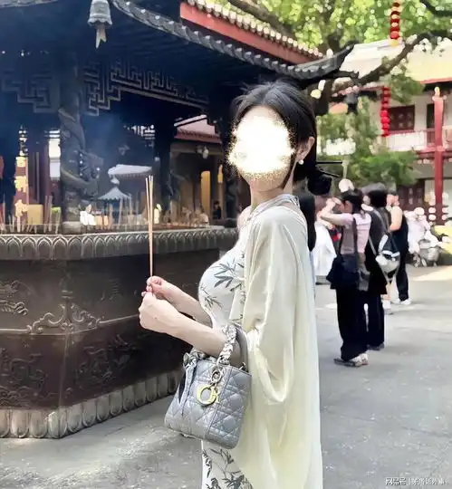 名寺媛出现了女子年轻貌美打扮精致,借烧香拜佛博眼球