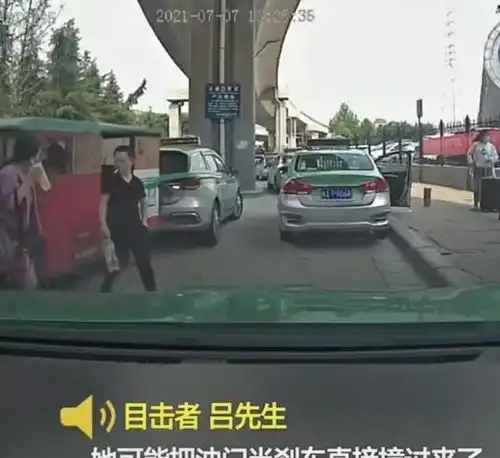 的姐倒车失控,先撞飞三轮车,再撞起路上行人夹在两车之间