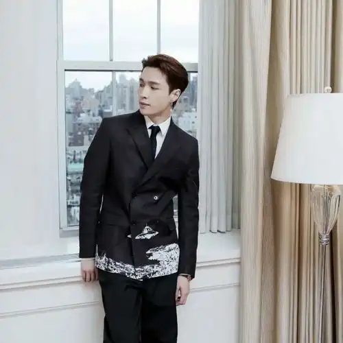 王嘉尔参加顶级时尚盛典,张艺兴却被嘲,其实海外影响力都是白争