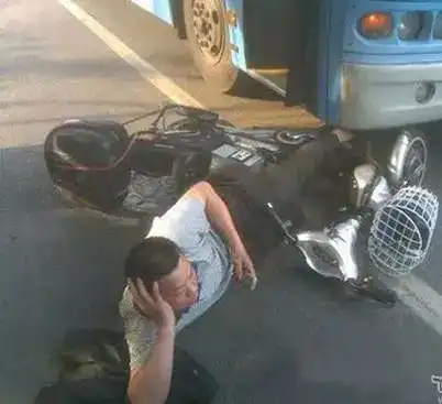 搞笑图片大哥幸亏你手里有个手机,不然躺地上多没意思啊