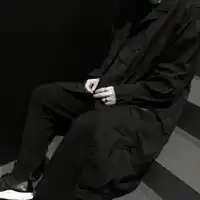 半身西装男头黑色,喜欢纯黑头像的可以下载