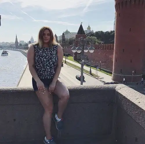 大块头的健身妹子一样可以很迷人,网友却质疑她使用类固醇了